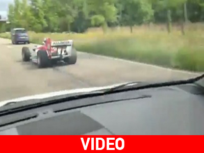 Οδηγεί Formula 1 μέσα στην… πόλη!