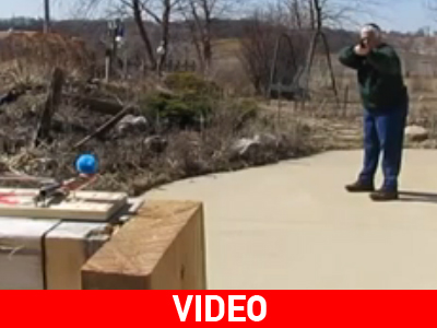 Γυναίκα πυροβολεί δύσκολο στόχο