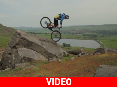 O Chris Akrigg… παίζει!