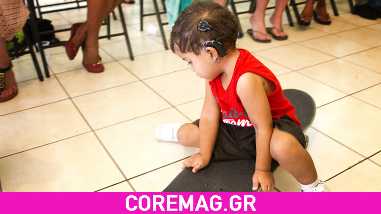 Skaters βοηθούν δύο παιδιά να ακούσουν για πρώτη φορά