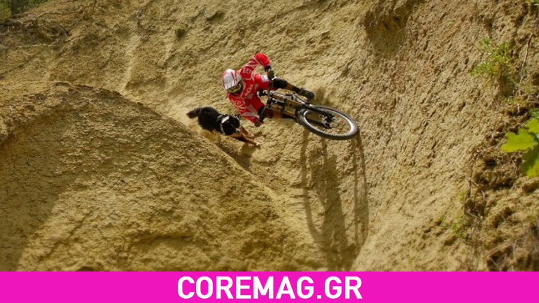 Κάνει downhill μαζί με τον σκύλο του