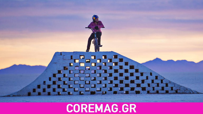 Ο Daniel Dhers σε ένα επικό BMX riding σε ράμπες από αλάτι Ο Daniel Dhers σε ένα επικό BMX riding σε ράμπες από αλάτι