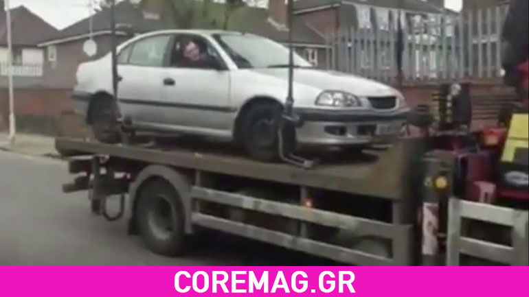 Video: Για να αποφύγει το πρόστιμο προσπάθησε να πάρει το αυτοκίνητο από το γερανό Video: Για να αποφύγει το πρόστιμο προσπάθησε να πάρει το αυτοκίνητο από το γερανό