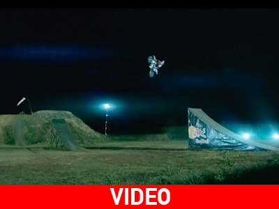 Backflip ύψους 35 μέτρων με μηχανή Motocross