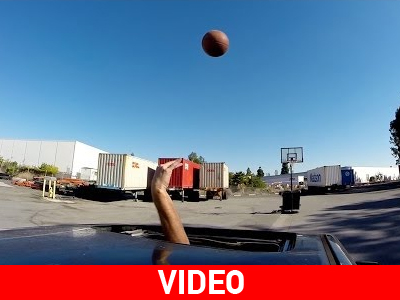 Παίζει μπάσκετ από την ηλιοροφή του αυτοκινήτου