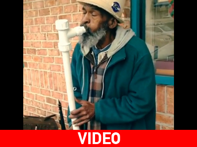 Παίζει μουσική μ’ ένα ασυνήθιστο σαξόφωνο