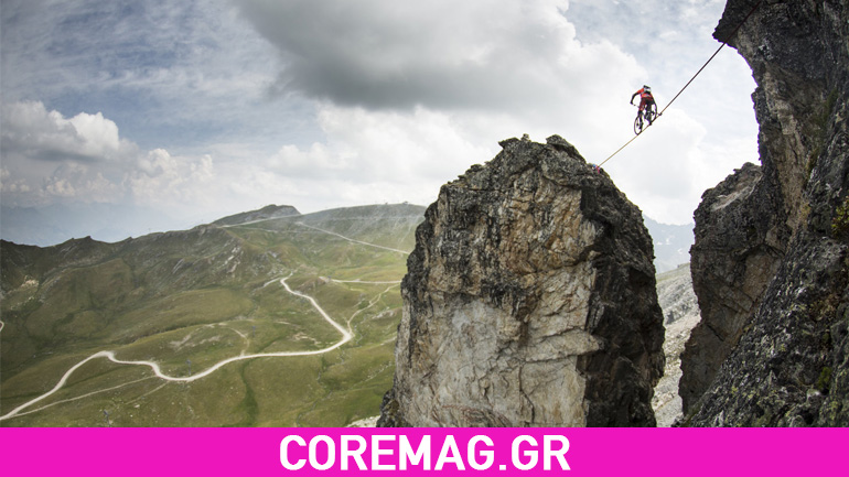 Ισορροπεί με το ποδήλατο του σε ένα σχοινί πάνω από τον γκρεμό