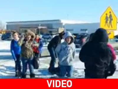 Πατέρας ξεκαρδίζεται με τις τούμπες παιδιών στο χιόνι