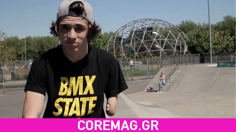 Κάνει bmx με ένα χέρι