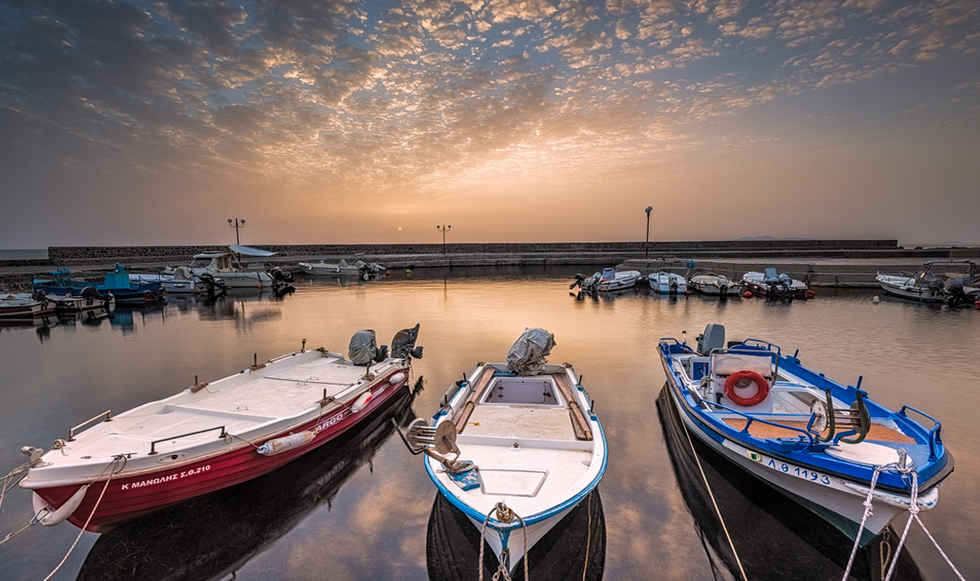 Η γαλήνη στο λιμάνι της Σαντορίνης
