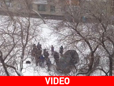 Ρωσία: Αυτοπυρπολήθηκε και έπεσε από κτίριο για πλάκα