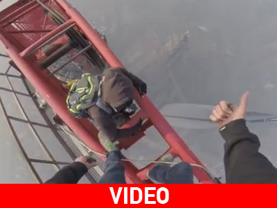 Σκαρφαλώνοντας στον δεύτερο ψηλότερο πύργο του κόσμου