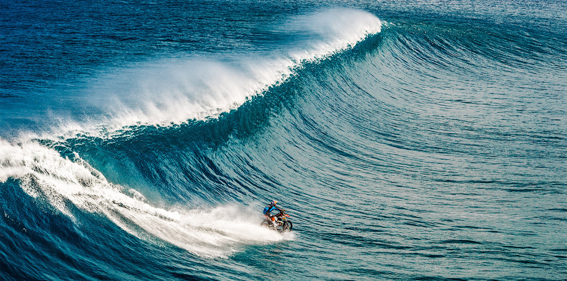 O Robbie Maddison έκανε surf με μηχανή στην Ταϊτή