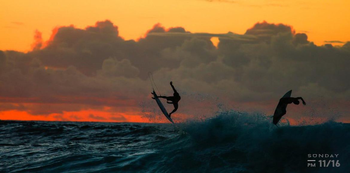 Surfing κατά τη Δύση του ηλίου