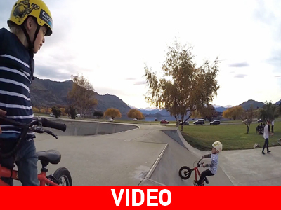 Δίδυμα 5 χρονών κάνουν bmx