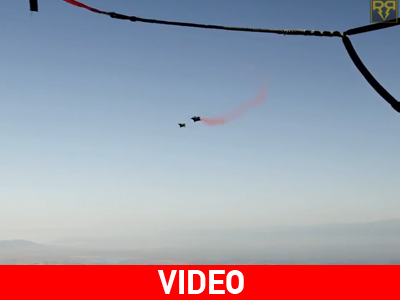 Κάνει κούνια στον αέρα