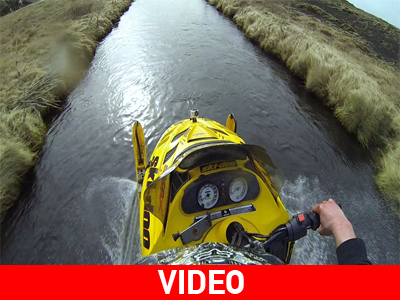 Περνάει το ποτάμι με snowmobile