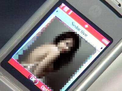 Πρώτα την βιντεοσκόπησαν και μετά την εκβίαζαν