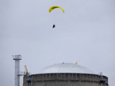 Προσγειώθηκε με αλεξίπτωτο σε πυρηνικό εργοστάσιο