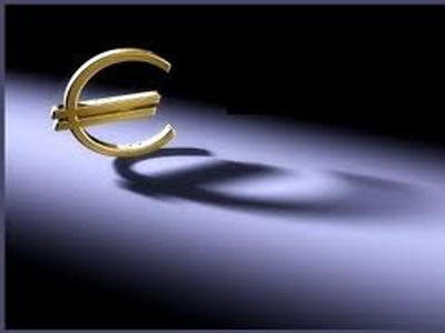 Υποχωρεί οριακά το ευρώ