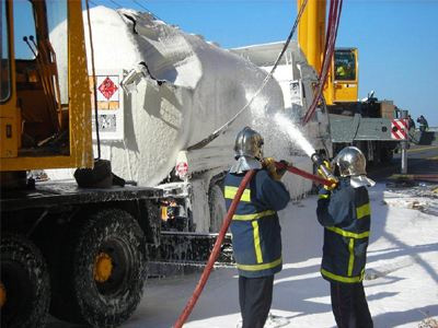 Ανετράπη φορτηγό με αέριο στην Αμφιθέας