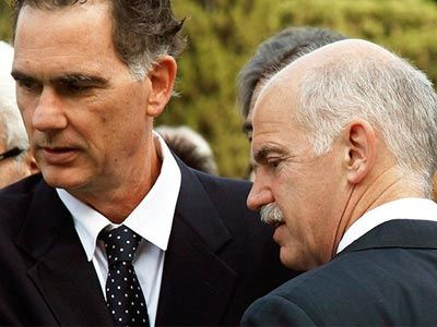 Τα “χώνει” στον αδελφό του για το ναυάγιο της Ελλάδας