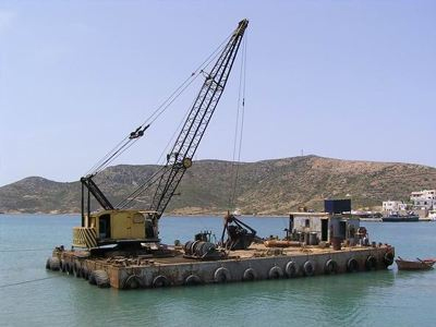 Πρόσκρουση πλωτού γερανού στο Αίγιο