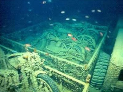 Ψάχνουν παλιοσίδερα στο βυθό λόγω κρίσης