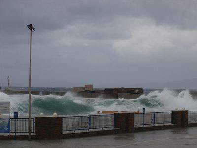 Πρόσκρουση σκάφους στο λιμάνι της Τήνου