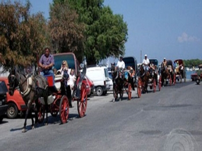 Με τρενάκι ή με άμαξα οι βόλτες στην Αίγινα;