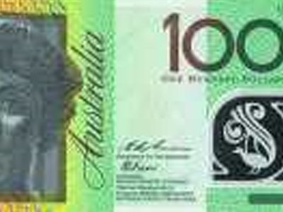 Χάρισε βαλίτσα με περιεχόμενο… 100.000 δολάρια!