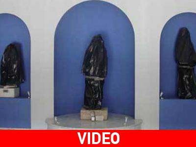 Καλύπτουν αγάλματα με σακούλες σκουπιδιών