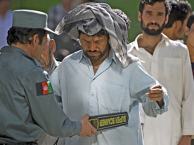 Στις κάλπες οι Αφγανοί… υπό τη σκιά ρουκετών