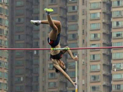 Άλμα επί κοντώ… στο δρόμο