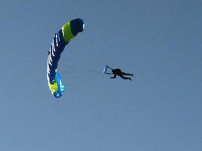 Αλεξιπτωτίστρια σώθηκε στον αέρα