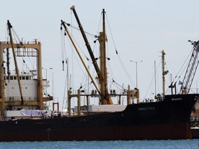 Με βλάβη και περικυκλωμένο το «Amaltheia»