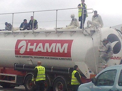 Έγιναν άσπροι… για να μπουν στην Αγγλία