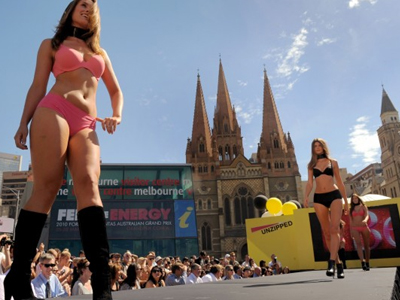 Μια πλατεία γεμάτη… εσώρουχα