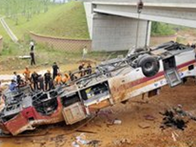 Ν. Κορέα: Τραγική πτώση λεωφορείου από γέφυρα