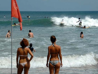 Μπαλί: Συνελήφθησαν οι “ζιγκολό της παραλίας”