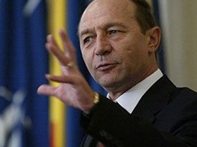 Διαψεύδει τις φήμες περί ασθενείας ο Μπασέσκου