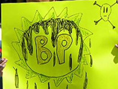 Ακτιβίστρια αναστάτωσε συνέδριο για το πετρέλαιο