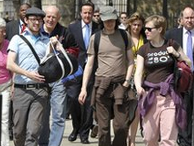 Ο David Cameron… ρισκάρει τη ζωή του