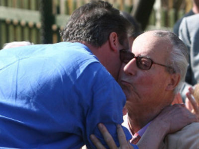 Σε κρίσιμη κατάσταση ο πατέρας του Κάμερον