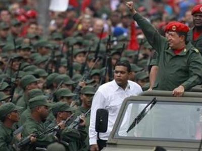 Αύξηση 40% δίνει στους στρατιωτικούς ο Τσάβες