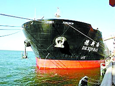 Με εκτέλεση απειλούν Σομαλοί πειρατές