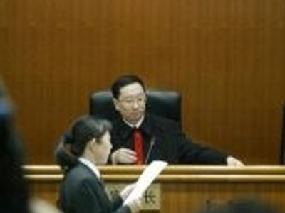 Κατηγορούμενοι επιτέθηκαν με θειικό οξύ σε δικαστές