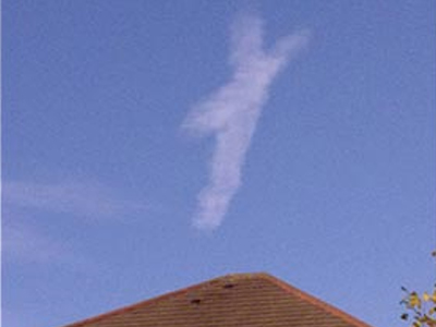 Σταυρός από σύννεφα στον βρετανικό ουρανό