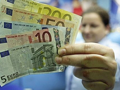 Σε πτώση το ευρώ