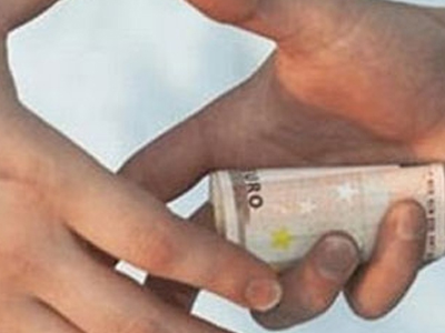 Κλέβουν τα φακελάκια των γιατρών